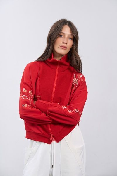 Олімпійка з вишивкою (2, S, Hibiscus red, червоний) RM4349-26DL*-*3623 фото від українського бренду RicaMare