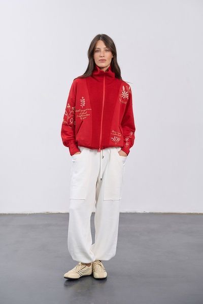 Олімпійка з вишивкою (2, S, Hibiscus red, червоний) RM4349-26DL*-*3623 фото від українського бренду RicaMare