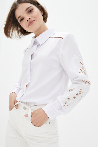 Блуза з вишивкою на рукавах